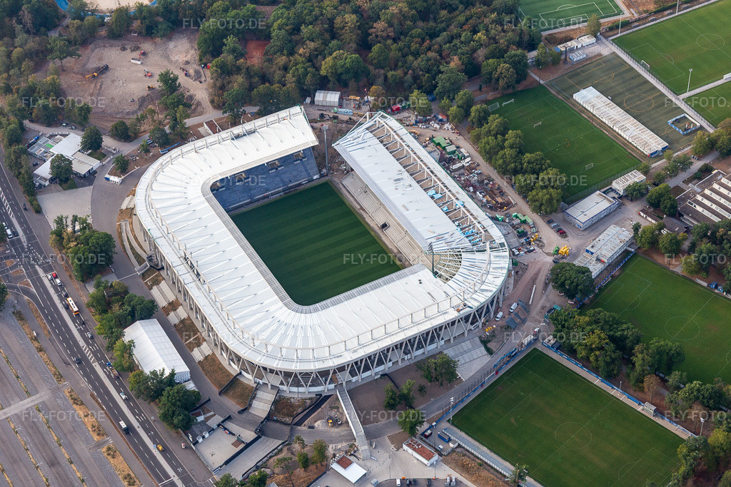 Luftbild: Neubaustelle des Wildparkstadion des Karlsruher Sport-Club GmbH & Co. KGaA im Ortsteil Innenstadt-Ost in Karlsruhe im Bundesland Baden-Württemberg in Deutschland. Foto: IMG_134185.jpg vom 26.08.2022 durch Werner Riehm/FLY-FOTO.de