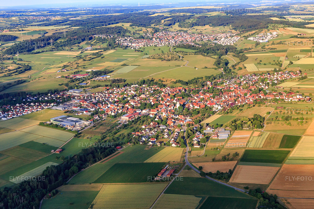 Luftbild: Ortsansicht aus Nordosten im Ortsteil Ostdorf in Balingen im Bundesland Baden-Württemberg in Deutschland. Foto: IMG_148885.jpg vom 28.06.2025 durch Werner Riehm/FLY-FOTO.de