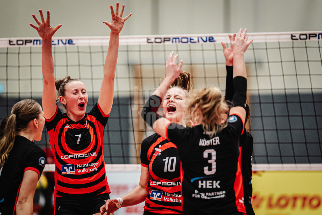 Volleyball | Frauen | Saison 2025/2026 | Volleyball Bundesliga | ETV Hamburger Volksbank Volleys vs. SSC Palmberg Schwerin | 17.01.2026 | ETV jubelt, v.l. Leonie Körtzinger (#7, ETV Hamburger Volksbank Volleys) und Lena Liegert (#10, ETV Hamburger Volksbank Volleys)