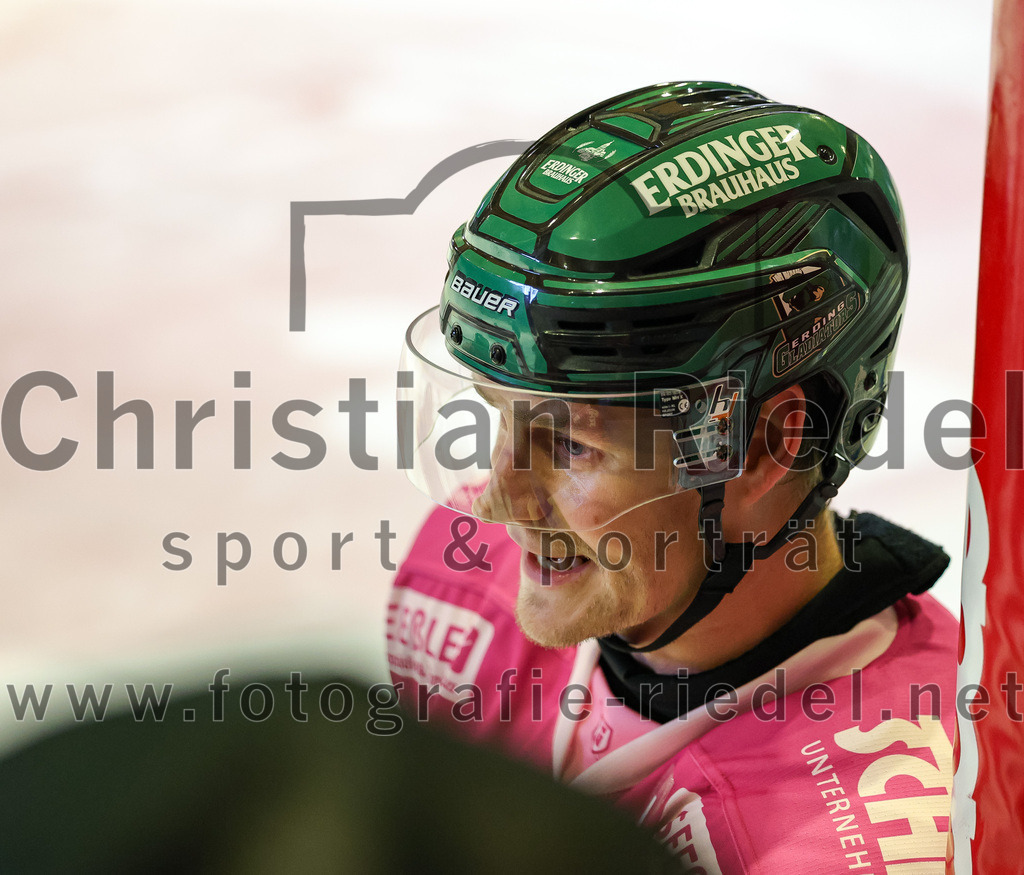 2025-10-10_145_TSV_Erding_gegen_onesto_Tigers_Bayreuth | Erding, Deutschland, 10.10.2025:Eishockey, Oberliga Süd 2025 / 2026, 7. Spieltag, TSV Erding gegen onesto Tigers Bayreuth, Endergebnis: 2:5Elia Ostwald (Erding Gladiators, #17)Foto: Christian Riedel / fotografie-riedel.net