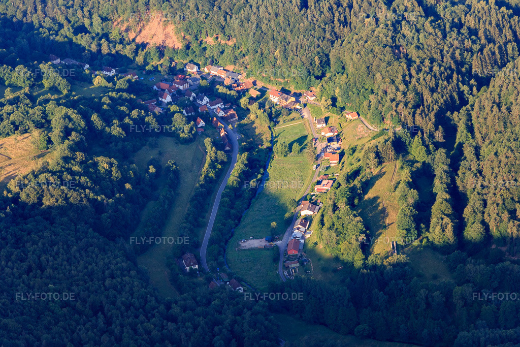 Luftbild: Dorf am Saarbach in Hirschthal im Bundesland Rheinland-Pfalz in Deutschland. Foto: IMG_120945.jpg vom 26.06.2020 durch Werner Riehm/FLY-FOTO.de