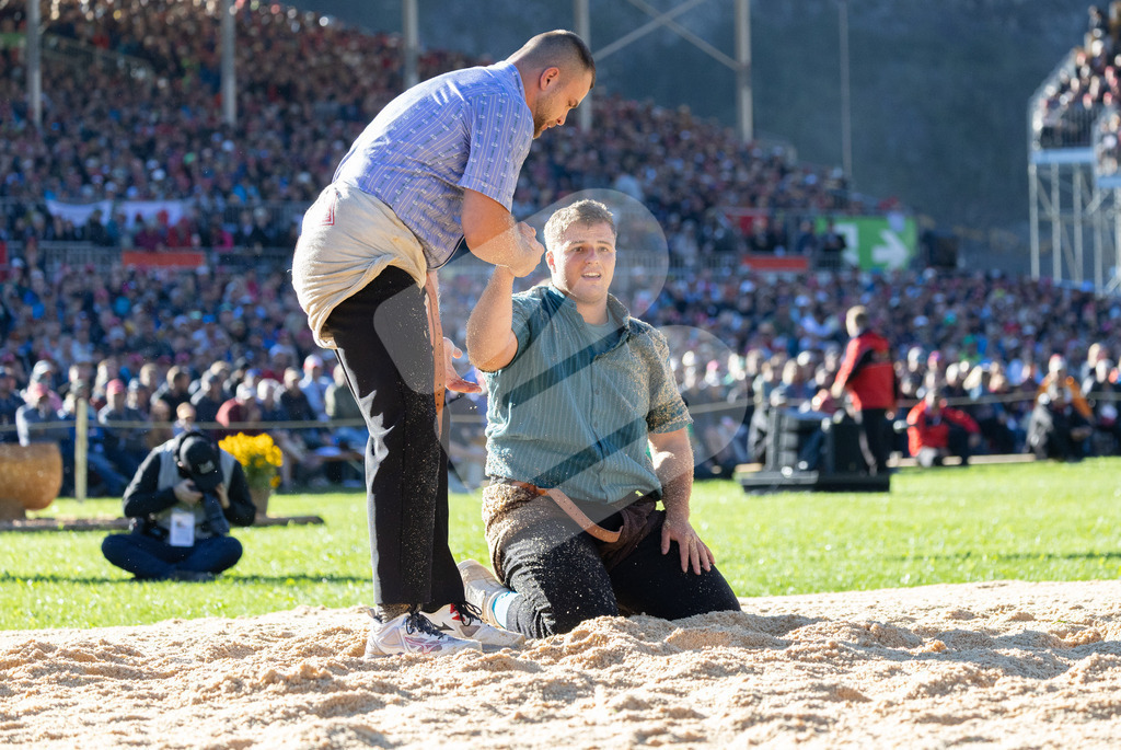 ESAF2025_05Gang_6112 | Die Schwinger des Schwyzer Kantonalen Schwingerverbandes: Fotos, die Dynamik und Leidenschaft festhalten, sowie emotionale Momente aus dem traditionellen Schwingsport zeigen. - Realisiert mit Pictrs.com