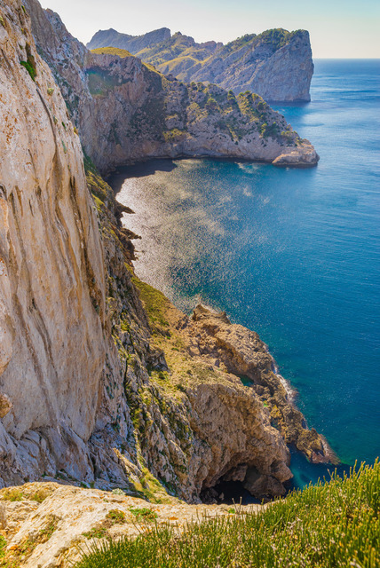 Rocks and cliffs of Cap de Formentor on Majorca island, Spain | Steep coast with amazing cliffs on Mallorca island, Cape de Formentor, Spain, Mediterranean Sea - Realisiert mit Pictrs.com