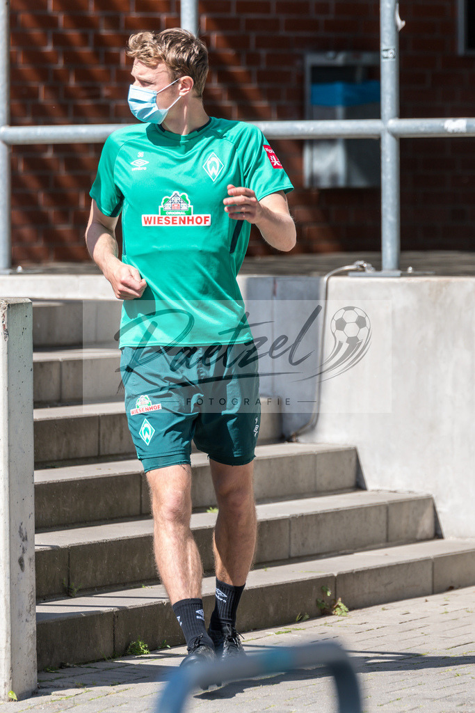 TRASVW20200521_0074 | Fussball, Herren: Christian Gross (Werder Bremen) schaut auf dem Weg zum Trainingsplatz am 21.05.2020 in Bremen, Deutschland. - Realisiert mit Pictrs.com