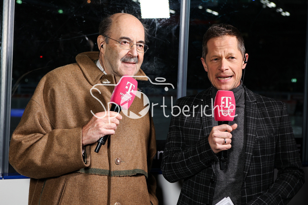 Augsburger Panther - Nürnberg ICE Tigers | Fritz von Thurn und Taxis am Mikrofon von Magenta Sport beim DEL Retro Spiel zwischen Augsburg und Nürnberg / Sascha BANDERMANN