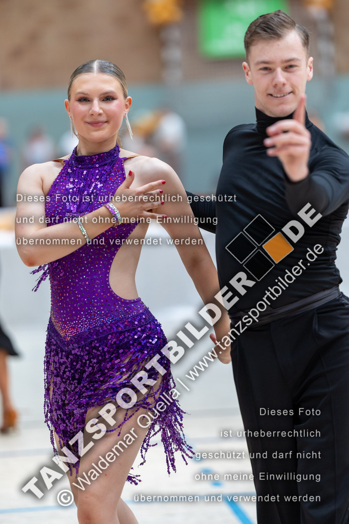 20240810-01806 | Hier finden Sie Tanz Bilder vom Latein und Standard Formationen tanzen. Sportbilder vom Tanzsport. Schöne Fotos und von Weltmeisterschaft, Europameisterschaft, Bundesliga, Regionalliga, Oberliga und Landesliga sowie von GOC Stuttgart, DanceComp, WM Bremen