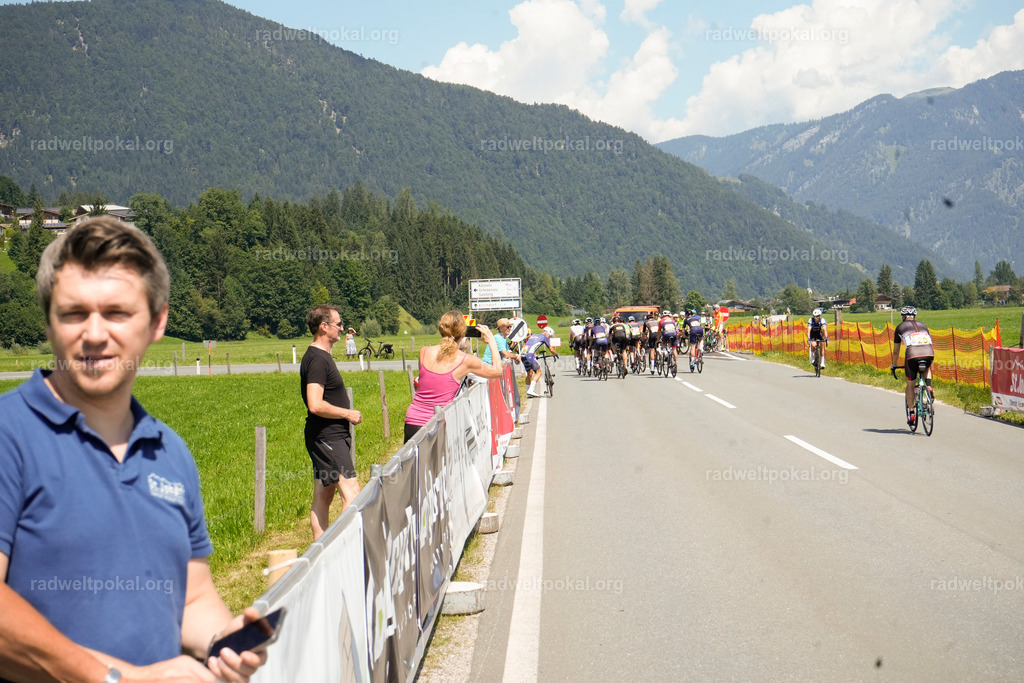 219_20230817_Bewerb_Maenner_Muehlanger | AUT - OESTERREICH, 2023-08-16: SPORT RENNRAD-FAHREN - 55. INTERNATIONALER RADWELTPOKAL IN ST. JOHANN IN TIROL  - Vintage-Radrennen mit WM-Bronze-Medaillen-Siegerin Christina Schweinberger, den Teilnehmer und Alexander Baumann (vom Orginastions-Team) - TAG 2 BEWERB MAENNER IN SECHS GRUPPEN  ; Foto: Roland Muehlanger