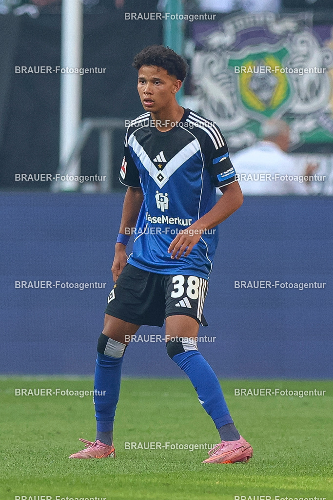 Borussia Mönchengladbach vs Hamburger SV - Bundesliga  | Mönchengladbach, Deutschland, 24.08.25:   Alexander Rossing-Lelesiit (Hamburger SV) schaut waehrend des Spiels der Bundesliga zwischen Borussia Mönchengladbach vs Hamburger SV im Stadion im Borussia Park(Foto von Brauer-Fotoagentur / Adrian Schlueter)
