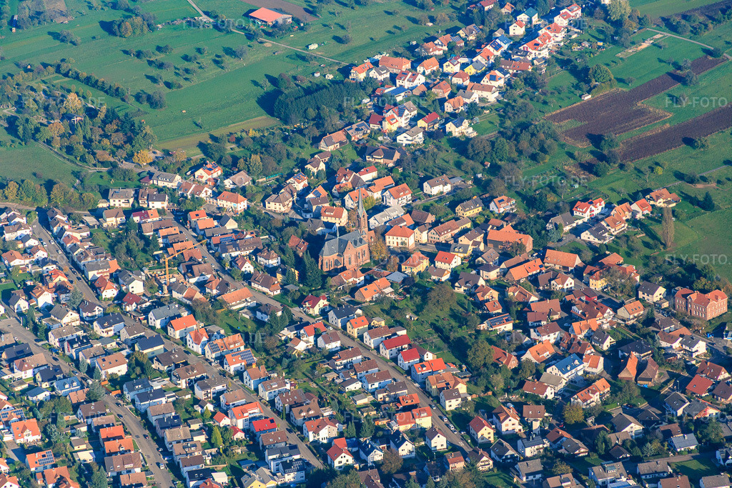 Luftbild: Ortsmitte mit Kirche St. Bonifatius im Ortsteil Schöllbronn in Ettlingen im Bundesland Baden-Württemberg in Deutschland. Foto: IMG_075369.jpg vom 26.10.2014 durch Werner Riehm/FLY-FOTO.deAuflösung des Originals: 5472 x 3648 px