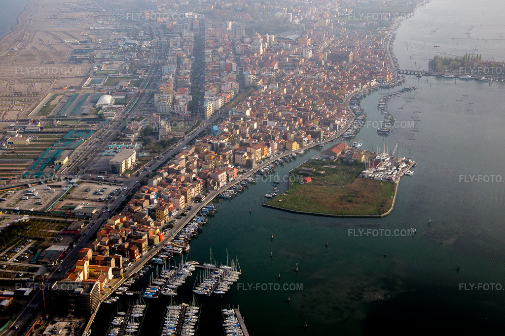Aerial view: Water surface at the Mediterranean Sea coast in Chioggia in the state Veneto, Italy. – Photo: IMG_087573.jpg taken on 04/06/2016 by Werner Riehm/FLY-FOTO.com – Resolution of the original: 5472 x 3648 px