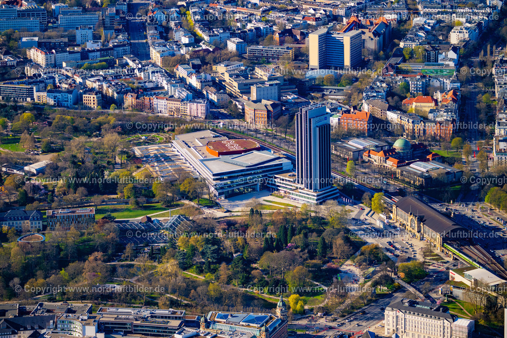 Hamburg_Dammtor_Hotel_Radisson_Blue_CCH_ELS_4340060425 | HAMBURG 06.04.2025 Congress Center (CCH) am Hochhaus- Gebäude der Hotelanlage Radisson Blu an der Marseiller Straße im Ortsteil Sankt Pauli in Hamburg, Deutschland. Weiterführende Informationen bei: Hamburg Messe und Congress GmbH,  LEONHARD WEISS GmbH & Co. KG,  Sprinkenhof GmbH,  HUPE FLATAU GmbH,  agn Niederberghaus & Partner GmbH,  verbundhochdrei GmbH. // Congress Center ( CCH ) on High-rise building of the hotel complex Radisson Blu on Marseiller Strasse in the district Sankt Pauli in Hamburg, Germany. Further information at: Hamburg Messe und Congress GmbH,  LEONHARD WEISS GmbH & Co. KG,  Sprinkenhof GmbH,  HUPE FLATAU GmbH,  agn Niederberghaus & Partner GmbH,  verbundhochdrei GmbH. Foto: Martin Elsen