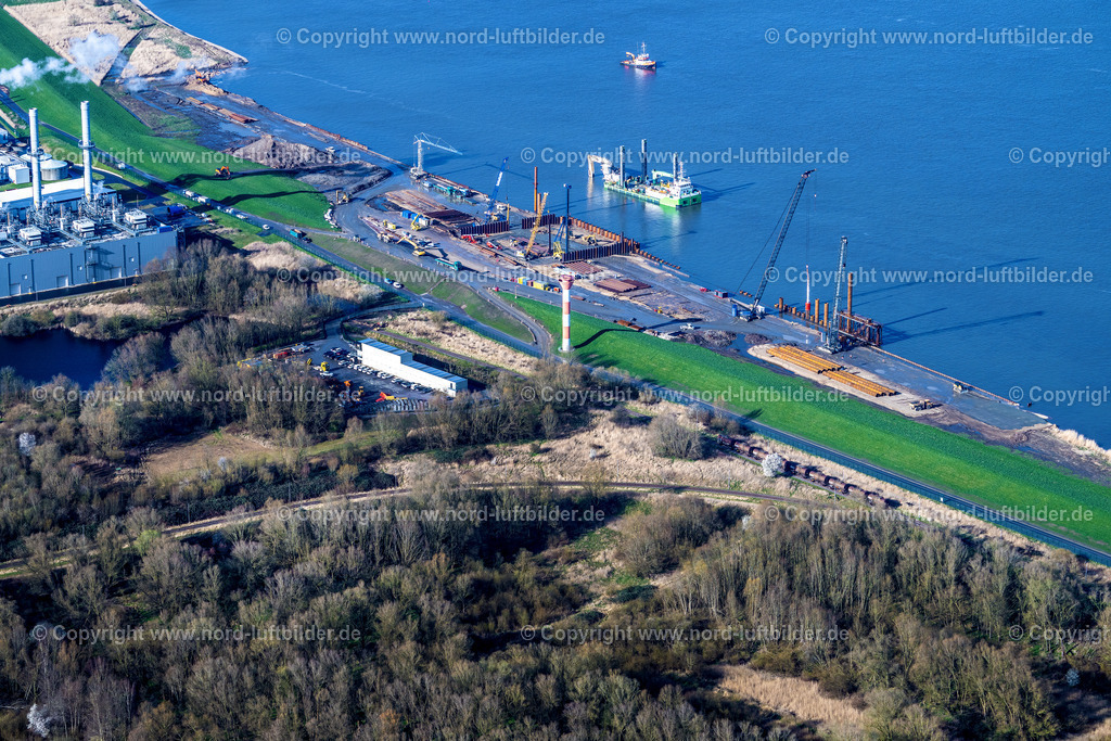 Stade_LNG_Terminal_Baustelle_ELS_0111230323 | STADE 23.03.2023 Baustellen zum Ausbau der Wasserbrücke mit Leitungssystemen des LNG Erdgas und Flüssiggas- Terminal und Entladekai und AOS Raffinerie- Werksgelände an der Straße Am Seehafen im Ortsteil Bützfleth in Stade im Bundesland Niedersachsen, Deutschland. Weiterführende Informationen bei: AOS Aluminium Oxid Stade GmbH,  Dow Deutschland Anlagengesellschaft mbH,  Hafenbetriebs GmbH & Co. KG,  Hanseatic Energy Hub GmbH. // Construction site of Water bridge with line systems of the LNG natural gas and liquid gas terminal and unloading quay and AOS Raffinerie- Werksgelaende on street Am Seehafen in the district Buetzfleth in Stade in the state Lower Saxony, Germany. Further information at: AOS Aluminium Oxid Stade GmbH,  Dow Deutschland Anlagengesellschaft mbH,  Hafenbetriebs GmbH & Co. KG,  Hanseatic Energy Hub GmbH. Foto: Martin Elsen