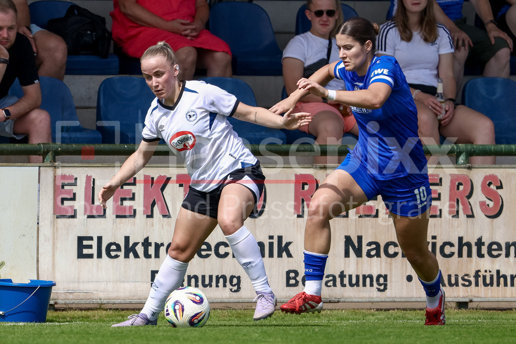Fussball, Testspiel Frauen, SV Meppen - DSC Arminia Bielefeld | v.li.: Fabienne-Chiara Brakemeier (DSC Arminia Bielefeld, 8) und Anouk Blaschka (SV Meppen, 10) im Zweikampf, Duell, Dynamik, Aktion, Action, Spielszene