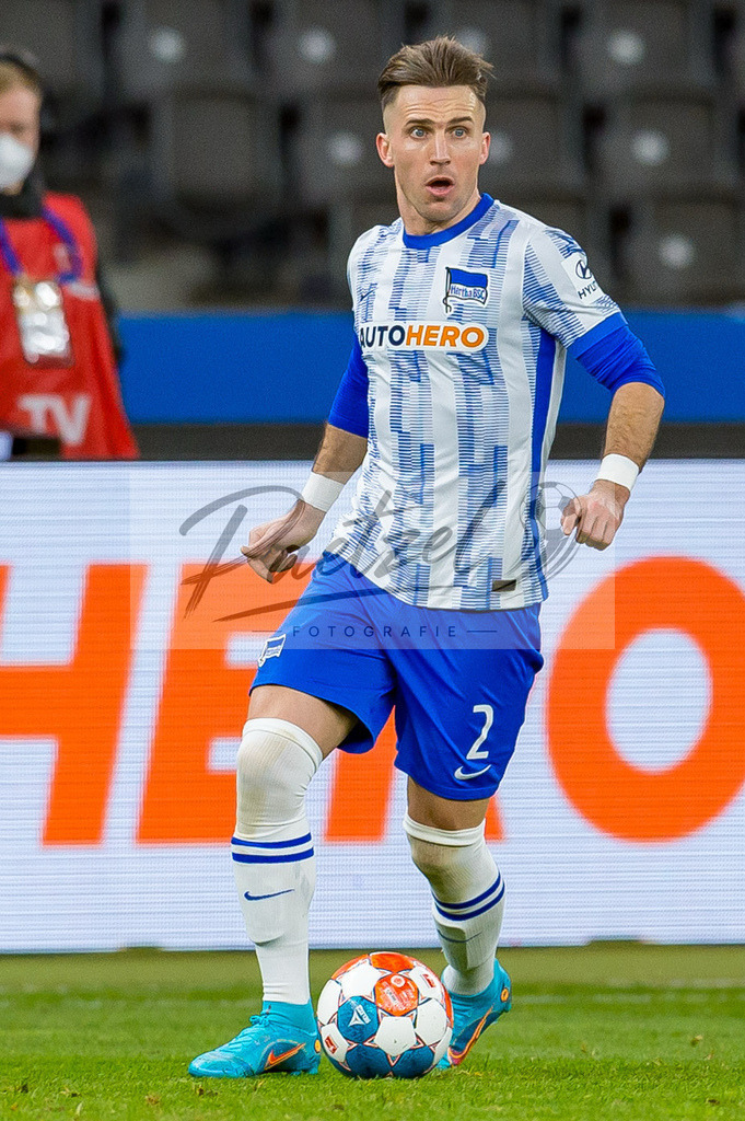 HERBOC20220204_223 | Fussball, Herren: Peter Pekarik (Hertha BSC) in Aktion, am Ball, Einzelaktion bei dem Spiel der 1. Bundesliga zwischen Hertha BSC und VfL Bochum im Olypiastadion am 04.02.2022 in Berlin, Deutschland.DFB / DFL REGULATIONS PROHIBIT ANY USE OF PHOTOGRAPHS AS IMAGE SEQUENCES AND/OR QUASI-VIDEO. - Realisiert mit Pictrs.com