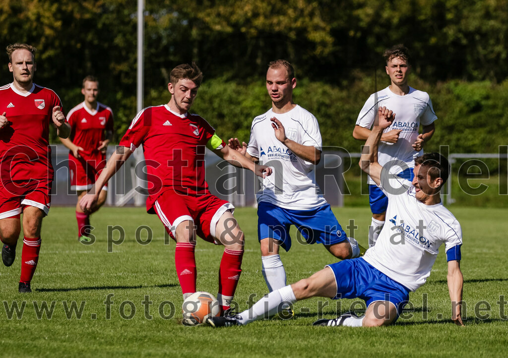 2023-08-19_016_SG_Markt_Schwaben_II_gegen_TSV_Ottobrunn_III | Markt Schwaben, Deutschland, 19.08.2023:
Fußball, C-Klasse 2023 / 2024, 1. Spieltag, (SG) Markt Schwaben II gegen TSV Ottobrunn III, Endergebnis: 0:4

Marcel Götz (SG Markt Schwaben, #14), Moritz Wagner (TSV Ottobrunn, #8), Sebastian Cleve (TSV Ottobrunn, #4)

Foto: Christian Riedel / fotografie-riedel.net