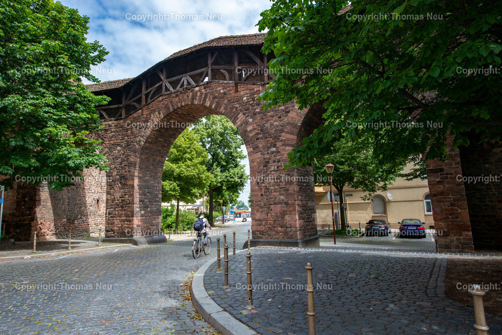 _DSC1465 | Worms: Das Raschitor ist ein Durchgang mit drei Torbögen durch die innere Stadtmauer von Worms. Der Durchbruch erfolgte zu Beginn des 20. Jahrhunderts und durch das Tor gelangt man in das ehemalige Judenviertel.,, Bild: Thomas Neu