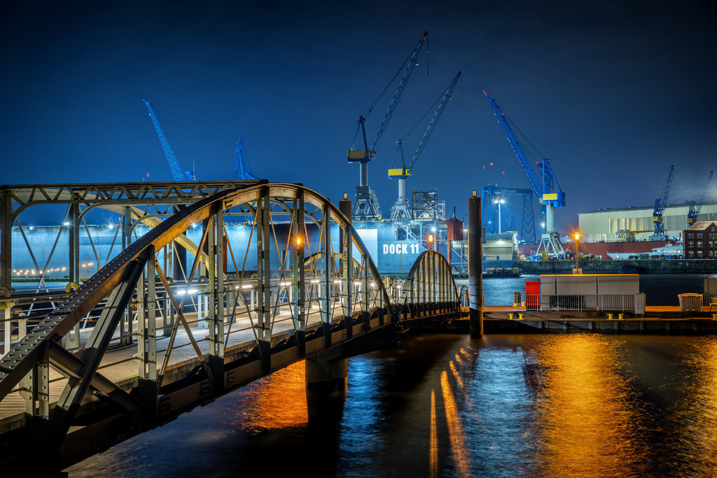 10250708 - Dock 11 und Fischmarkt Fähranleger | Blick auf das Dock 11 gegenüber vom Fischmarkt Fähranleger.