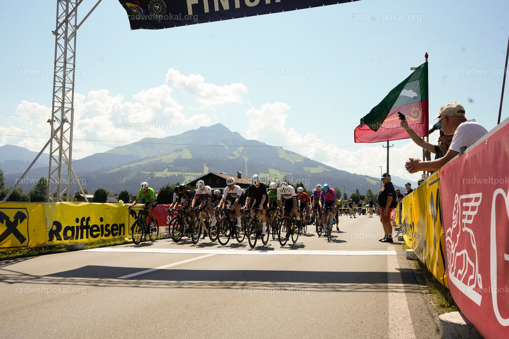 114_20230817_Bewerb_Maenner_Muehlanger | AUT - OESTERREICH, 2023-08-16: SPORT RENNRAD-FAHREN - 55. INTERNATIONALER RADWELTPOKAL IN ST. JOHANN IN TIROL  - Vintage-Radrennen mit WM-Bronze-Medaillen-Siegerin Christina Schweinberger, den Teilnehmer und Alexander Baumann (vom Orginastions-Team) - TAG 2 BEWERB MAENNER IN SECHS GRUPPEN  ; Foto: Roland Muehlanger