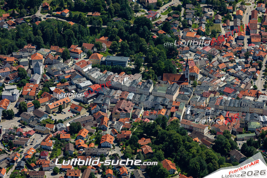 Aktuelles Luftbild von  Bad Tölz - Die Luftaufnahme wurde 2022 mittels UL-Flugzeug erstellt ( keine Drohne ) - hochauflösende Kamera-Systeme von  Canon -Beste Qualität - Für grossformatige Ausdrucke geeignet. Die Geschenkidee !