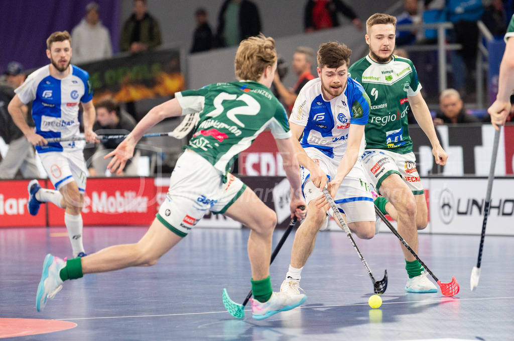 SV Wiler-Ersigen vs GC Unihockey - 23. April 2022 | SV Wiler-Ersigen vs GC Unihockey
Stimo Arena, Kloten
#57 Samuel Volkart (GC Unihockey) und #9 Radek Sikora (SV Wiler-Ersigen).
Bild: Sportfotografie Markus Aeschimann | www.markus-aeschimann.ch - Realisiert mit Pictrs.com