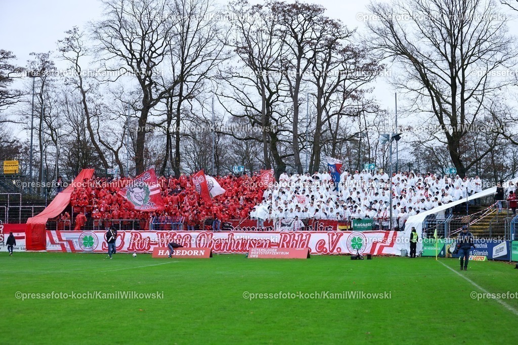 xKWIx06122501007 | 06.12.2025, xKWIx, Fußball, Regionalliga West, FC Gütersloh - RW Oberhausen, Ohlendorf Stadion im Heidewald: Oberhausen Fans im Block mit Choreo Photo: xKamilxWilkowskixPressefotoKochx