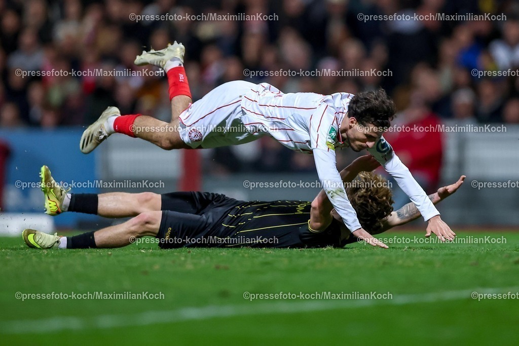 FKo26022601058 | 26.02.2026, Fußball, Landespokal Mittelrhein, SC Fortuna Köln - TSV Alemannia Aachen, Südstadion, Viertelfinale Bitburger-Pokal, Saison 2025 2026: Vleron Statovci&nbsp; (SC Fortuna Köln #04)  im Zweikampf gegen  Jonas Oehmichen&nbsp; (Alemannia Aachen #24) Stürzen übereinander im Strafraum  DFB regulations prohibit any use of photographs as image sequences and or quasi-video.