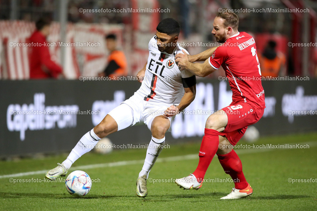 Koe3Liga13022301013 | 13.02.2023, Köln, Fußball, bwin 3. Liga Herren, Sportpark Höhenberg, 22. Spieltag, Saison 2022 2023, FC Viktoria Köln – Rot-Weiss Essen: Simon Stehle von FC Viktoria Köln kämpft gegen Felix Herzenbruch von Rot-Weiss Essen um den Ball.  DFB regulations prohibit any use of photographs as image sequences and or quasi-video.