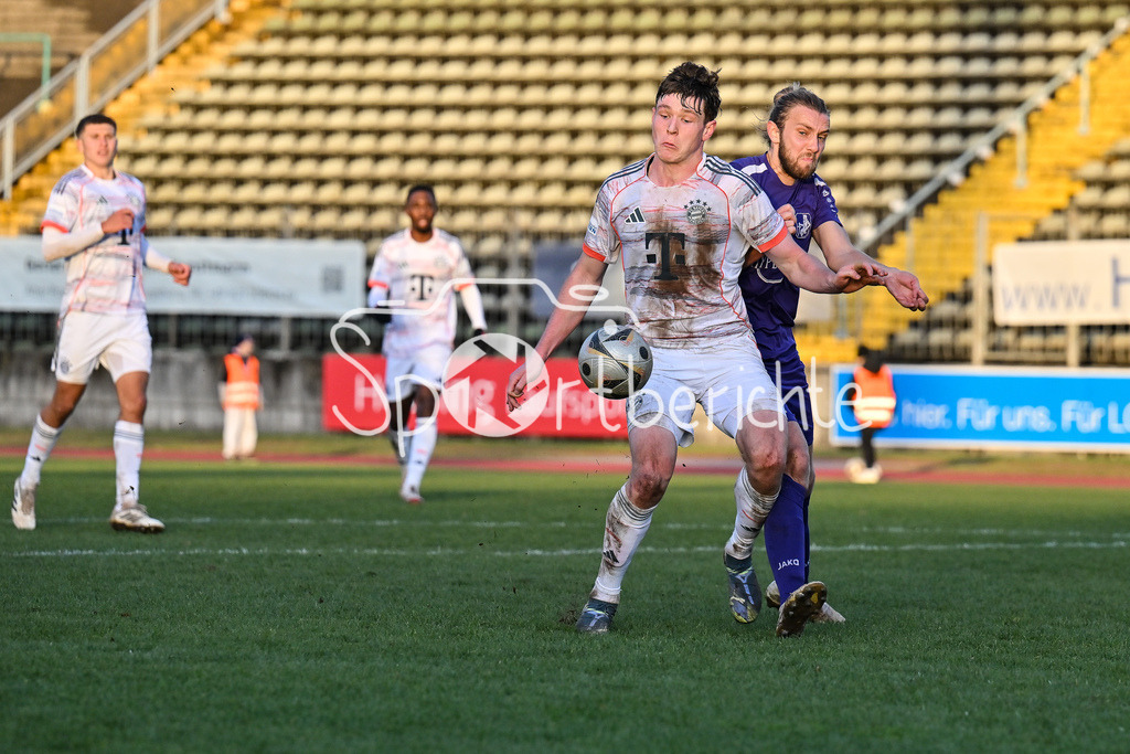 TSV Schwaben Augsburg - FC Bayern Amateure | AUGSBURG, GERMANY - 29. NOVEMBER: im Duell Richard Christian MEIER (FC Bayern München II 9) und Rasmus FACKLER-STAMM (TSV Schwaben Augsburg 11) beim Ligaspiel zwischen dem TSV Schwaben Augsburg und den Amateuren des FC Bayern am 20. Spieltag der Regionalliga Bayern im Rosenaustadion