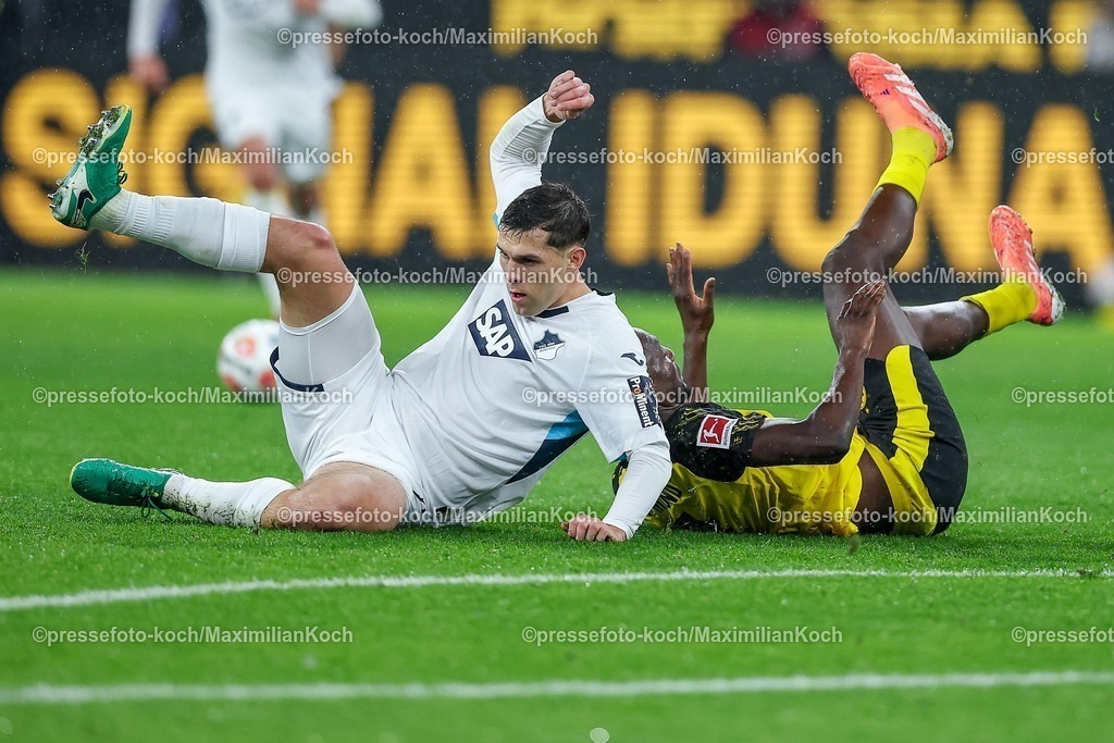 BVB07122501038 | 07.12.2025, Fußball, Borussia Dortmund - TSG 1899 Hoffenheimt, 1. Fußball Bundesliga, 13. Spieltag, Signal Iduna Park, Saison 2025 2026: Serhou Guirassy&nbsp;(BVB #09) wird im Zweikampf gegen   Robin Hranac&nbsp;(TSG Hoffenheim #02) vom Ball getrennt und liegt auf dem Rücken auf dem Spielfeld  DFB regulations prohibit any use of photographs as image sequences and or quasi-video.