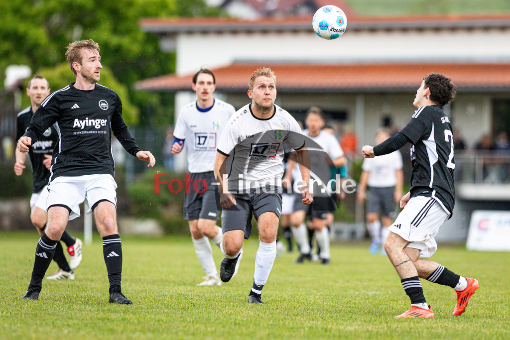 SG Hungerbach gegen SG Aying/Helfendorf | Fußball Herren Klasseliga Gruppe 1 Zugspitze 2025/26, SG Hungerbach gegen SG Aying/Helfendorf, 20250517,Tobias SCHÜLLER (SG Hungerbach 7) in Aktion,2025-05-17 in Oberhausen (Sportplatz Oberhausen), Maximilian DEMMEL (SG Aying/Helfendorf 4), Tobias SCHÜLLER (SG Hungerbach 7)Copyright: WolfgangxLindner www.foto-lindner.de