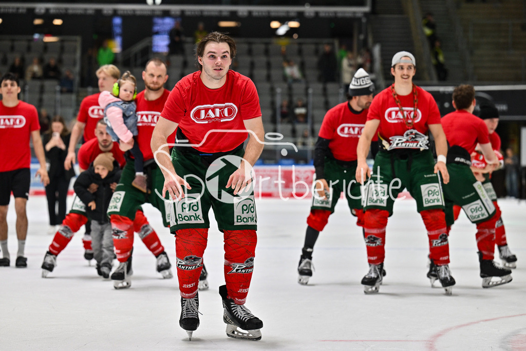 Augsburger Panther - Schwenninger Wild Wings | AUGSBURG, DEUTSCHLAND - 2. NOVEMBER: Die Spieler der Panther feier zusammen mit den Zuschauern den Heimsieg gegen Schwenningen nach dem Ligaspiel zwischen den Augsburger Panthern und den Schwenninger Wild Wings am 17. Spieltag der Penny DEL im Curt Frenzel Stadion am 02.11.2025 /  D. J. BUSDEKER (Augsburger Panther 14)