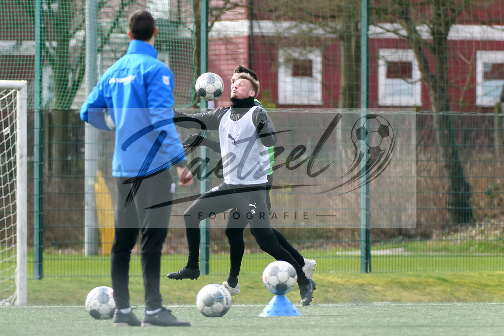 20200302_TRAOSN_0066 | Fussball, Herren: Sebastian Klaas (VfL Osnabrueck) und Thomas Konrad (VfL Osnabrueck) im Zweikampf waehrend der Trainingseinheit des VfL Osnabrueck im Sportpark Illoshoehe am 02.03.2020 in Osnabrueck, Deutschland. - Realisiert mit Pictrs.com