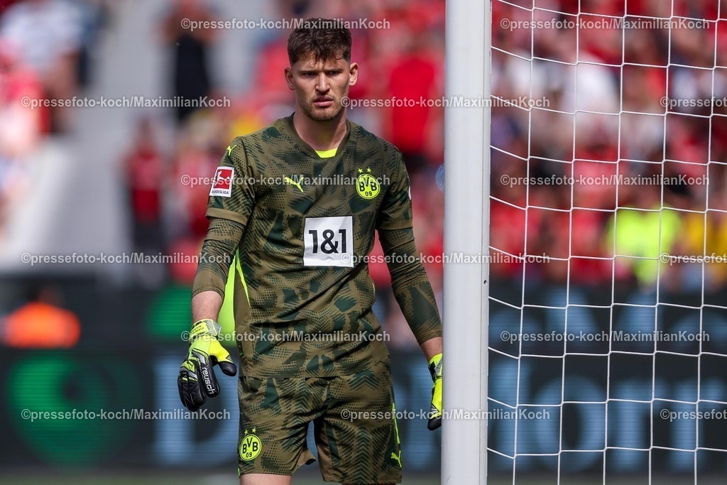 B0411052503372 | 11.05.2025, Fußball, Bayer 04 Leverkusen - Borussia Dortmund, 1. Fußball Bundesliga, 33. Spieltag, BayArena, Saison 2024 2025: Torwart Gregor Kobel (BVB #1) DFB regulations prohibit any use of photographs as image sequences and or quasi-video.
