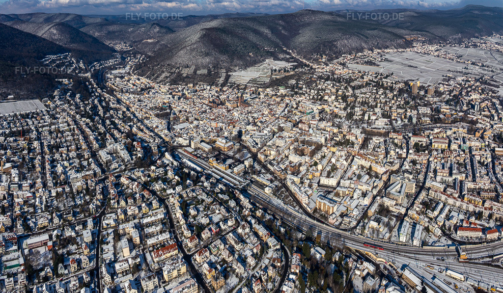 Luftbild: Winterluftbild im Schnee in Neustadt an der Weinstraße im Bundesland Rheinland-Pfalz in Deutschland. Foto: IMG_124625-Pano.jpg vom 11.02.2021 durch Werner Riehm/FLY-FOTO.deAuflösung des Originals: 6789 x 3956 px