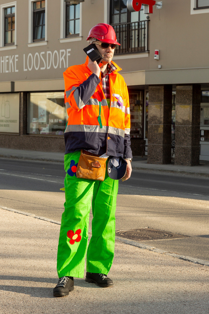Umzug2025-229_9959 | Fotostrecke: FASCHINGSUMZUG 2025 in Loosdorf. 22 Masken(gruppen)-Teilnehmer: Loosdorfer Vereine, Wirtschaftstreibende, Gemeindeabordnungen sowie Kreditinstitute. rund 700 Besucher entlang der Hauptstrasse. Veranstaltungs-Sicherung durch Mannschaft der FF-Loosdorf mit schwerem Gerät. Maskenprämierung am EKZ-Platz durch Bgm. Thomas Vasku in den Kategorien: Bester Festwagen (Fa. gkonzept-Groissenberger; Beste Personengruppe-ASK-Loosdorf; Beste Einzelperson; Weiteste Anreise-FF Schollach;