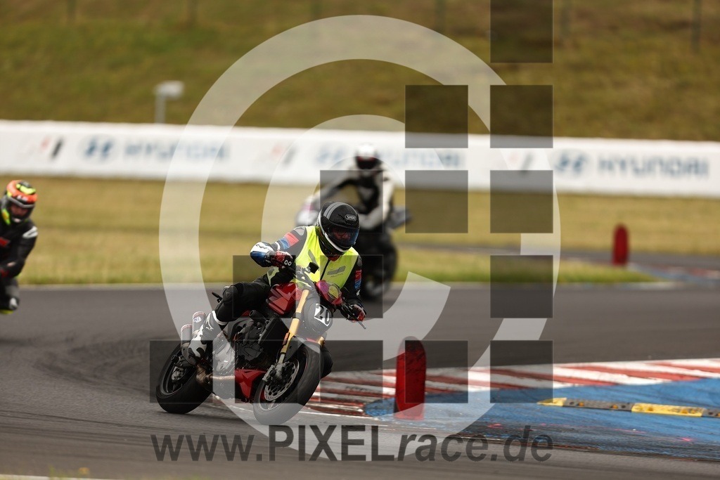 0020-20250728_01121 | Schöne Erinnerungen an spannende Momente - das festzuhalten ist unser Job. PIXELrace.de ist seit 2003 auf den Rennstrecken Europas unterwegs um die Action draußen beim Fahren und die wunderbare Stimmung imm Fahrerlager für euch einzufangen.