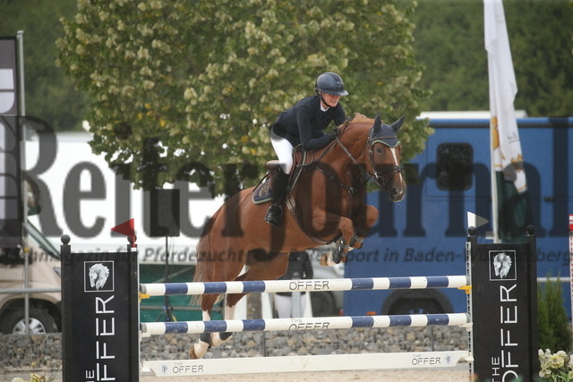 Villingendorf_2022_Prfg.Nr.08_zwei Phasen_Springprfg.Kl.M_Youngster_Pia-Luise Baur_Emeralldo 4 (1) | Alle Fotos der Reiterjournal Fotografin Doris Matthaes im Reiterjournal Online-Fotoshop. - Realisiert mit Pictrs.com