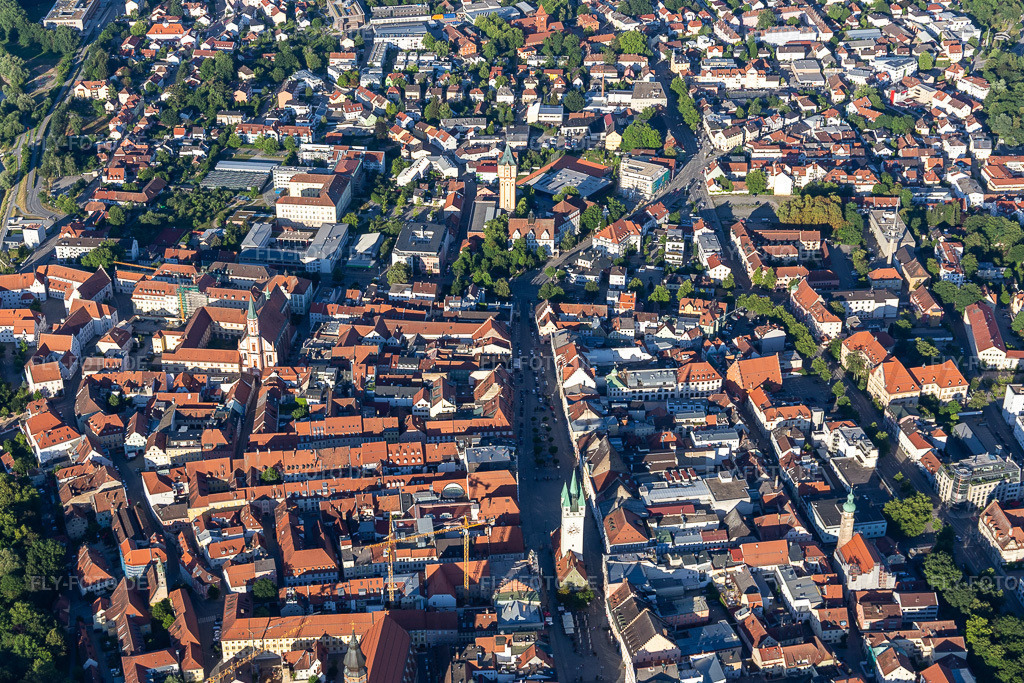 Luftbild: Historische Altstadt mit Stadtturm Straubing auf dem Theresienplatz in Straubing im Bundesland Bayern in Deutschland. Foto: IMG_133212.jpg vom 03.07.2022 durch Werner Riehm/FLY-FOTO.deStadt Straubing