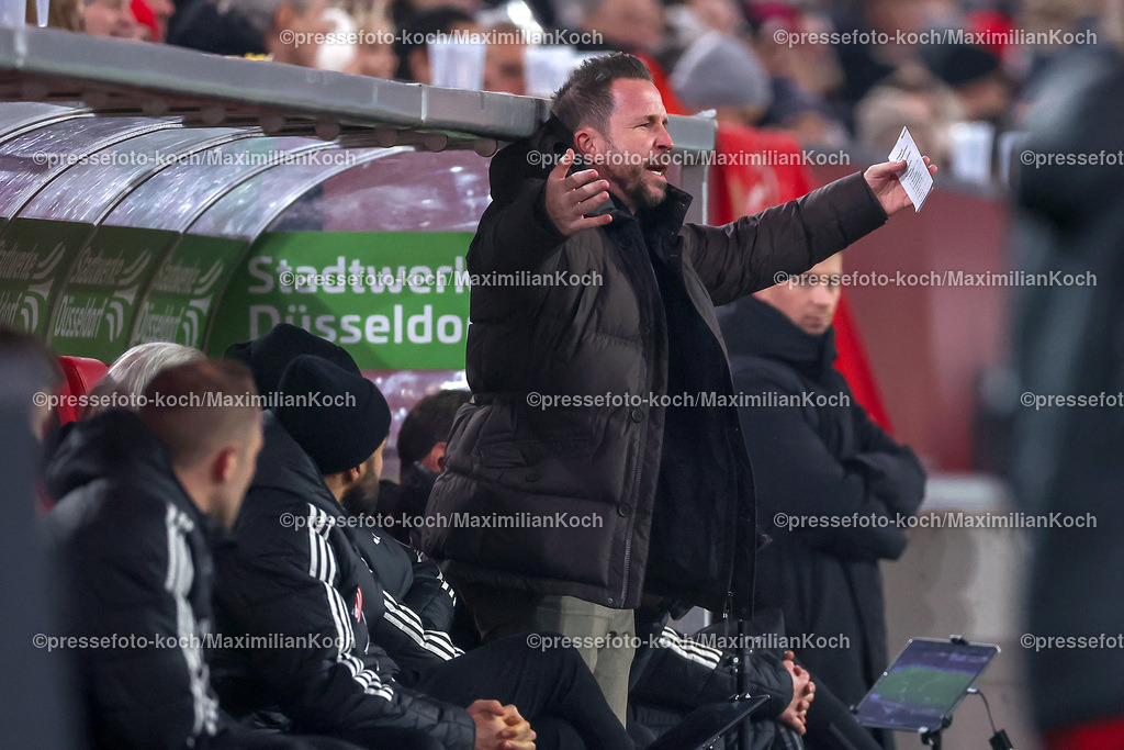 Due20122401042 | 20.12.2024, Fußball, Fortuna Düsseldorf - 1. FC Magdeburg, 2. Bundesliga, Merkur Spiel-Arena, Saison 2024 2025: Sportdirektor Christian Weber steht gestikulierend an der Trainerbank nach der Gelben Kart für RossmannDFB regulations prohibit any use of photographs as image sequences and or quasi-video.