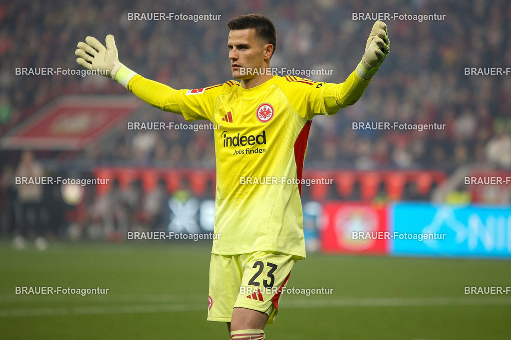 Bayer 04 Leverkusen vs Eintracht Frankfurt - Bundesliga  | Leverkusen, Deutschland, 12.09.25:   Michael Zetterer (Eintracht Frankfurt) schaut waehrend des Spiels der Bundesliga zwischen  Bayer 04 Leverkusen vs Eintracht Frankfurt in der BayArena(Foto von Brauer-Fotoagentur / Adrian Schlueter)