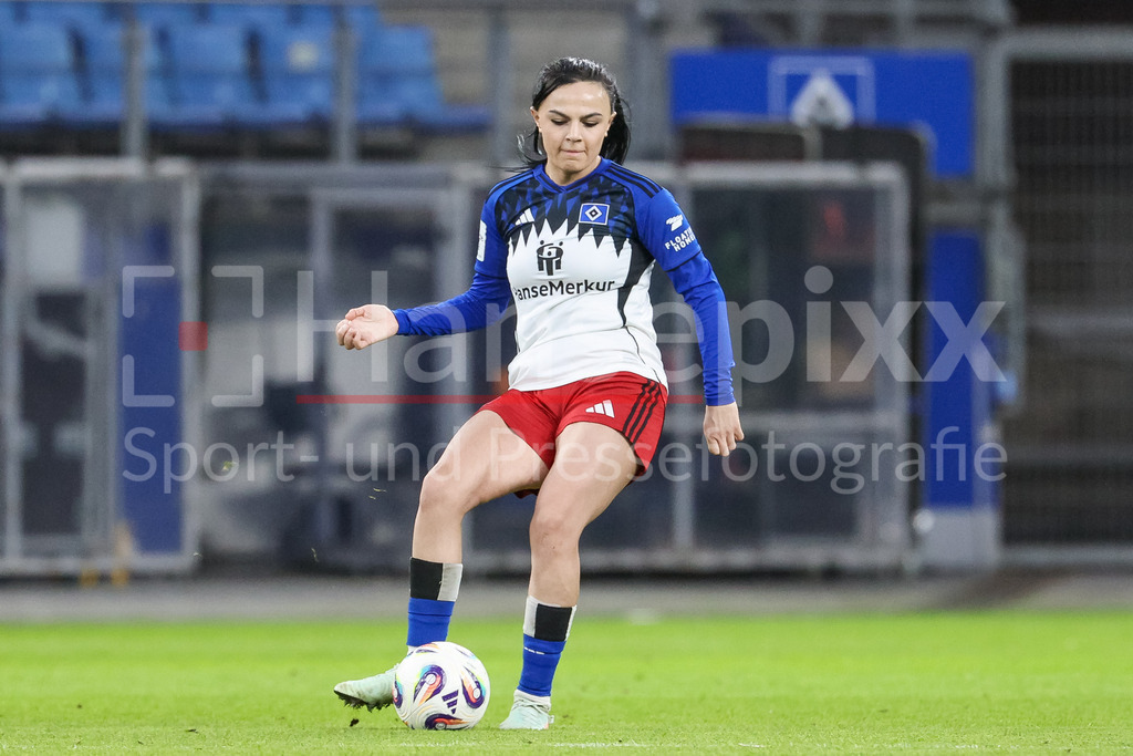 Fussball, Google Pixel Frauen-Bundesliga, Hamburger SV - Bayer 04 Leverkusen | Nigar Mirzaliyeva (Hamburger SV, HSV, 4) am Ball, Freisteller, Einzelbild, Ganzkörper, Aktion, Action, Spielszene, DIE DFB-RICHTLINIEN UNTERSAGEN JEGLICHE NUTZUNG VON FOTOS ALS SEQUENZBILDER UND/ODER VIDEOÄHNLICHE FOTOSTRECKEN. DFB REGULATIONS PROHIBIT ANY USE OF PHOTOGRAPHS AS IMAGE SEQUENCES AND/OR QUASI-VIDEO.