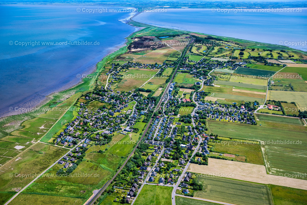 Sylt_Morsum_Kleinmorsum_ELS_4065210625 | KLEINMORSUM 21.06.2025 Ortsansicht an der Meeres-Küste in Kleinmorsum auf der Insel Sylt im Bundesland Schleswig-Holstein, Deutschland. // Townscape on the seacoast in Kleinmorsum at the Island Sylt in the state Schleswig-Holstein, Germany. Foto: Martin Elsen