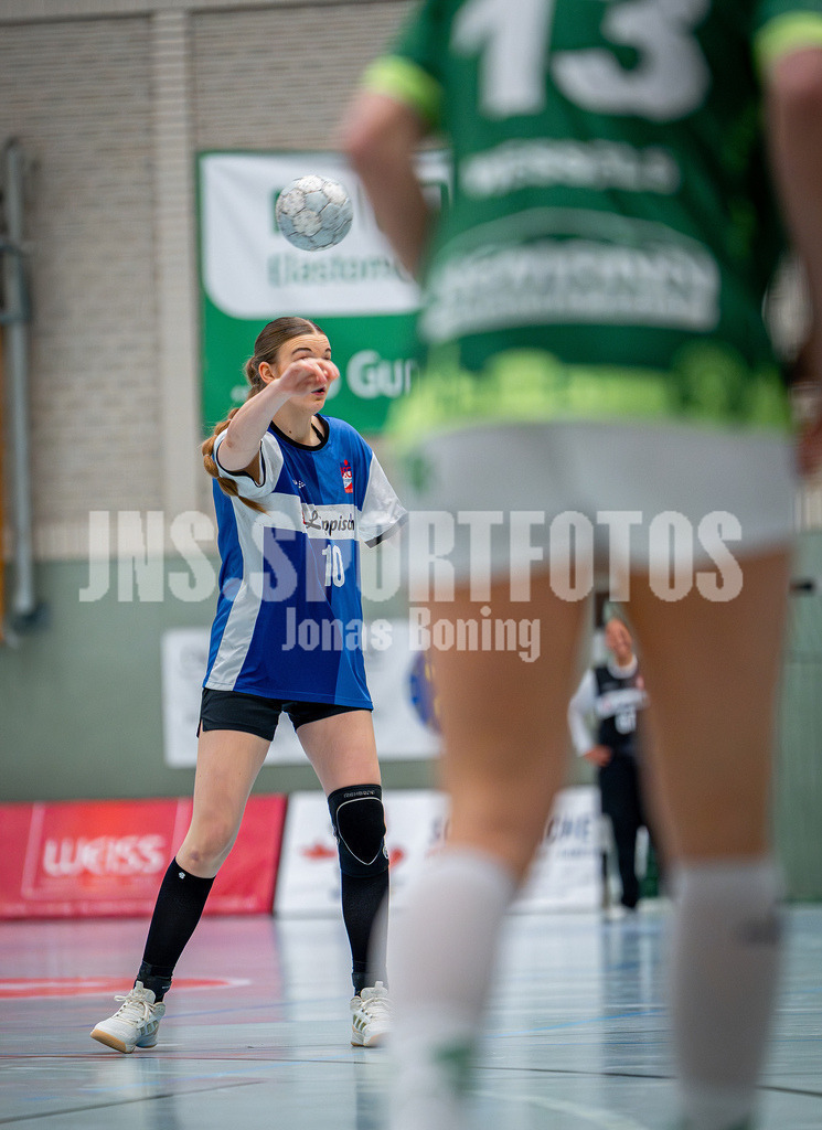 Handball I Frauen I Saison 2025-2026 I 3. Liga Staffel Nord I 10. Spieltag I SC SFN Vechta - HSG Blomberg-Lippe II I 0139 | Meggan Rusko (10, HSG Blomberg-Lippe II) passt zur Mitspielerin  - Realisiert mit Pictrs.com
