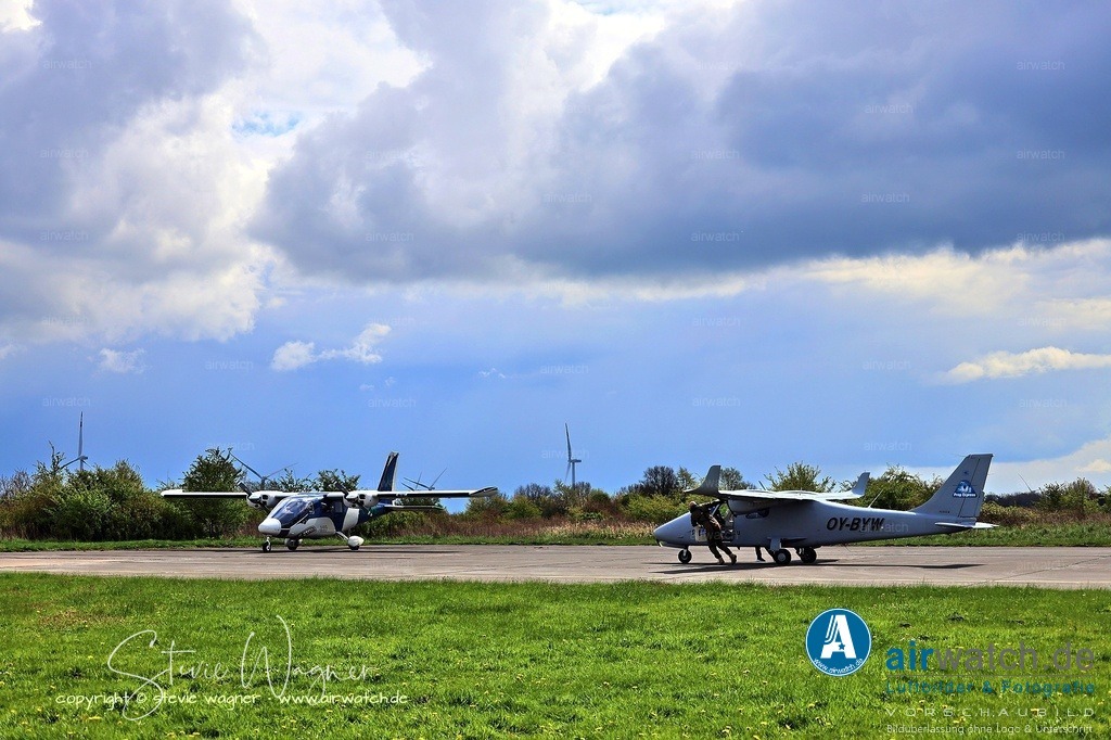PropExpress betreibt ein Tecnam P2006T-Multi-Mission-Flugzeug - hier Husum-Schwesing - EDXJ | PropExpress betreibt ein Tecnam P2006T-Multi-Mission-Flugzeug (SMP), das für die Erfassung von Luftdaten stark modifiziert wurde. Dieses Flugzeug ist mit einer großen Luke, Hardpoints für verschiedene Antenneninstallationen, einem unabhängigen Missionsstromversorgungssystem und einem Bedienerschalter ausgestattet.