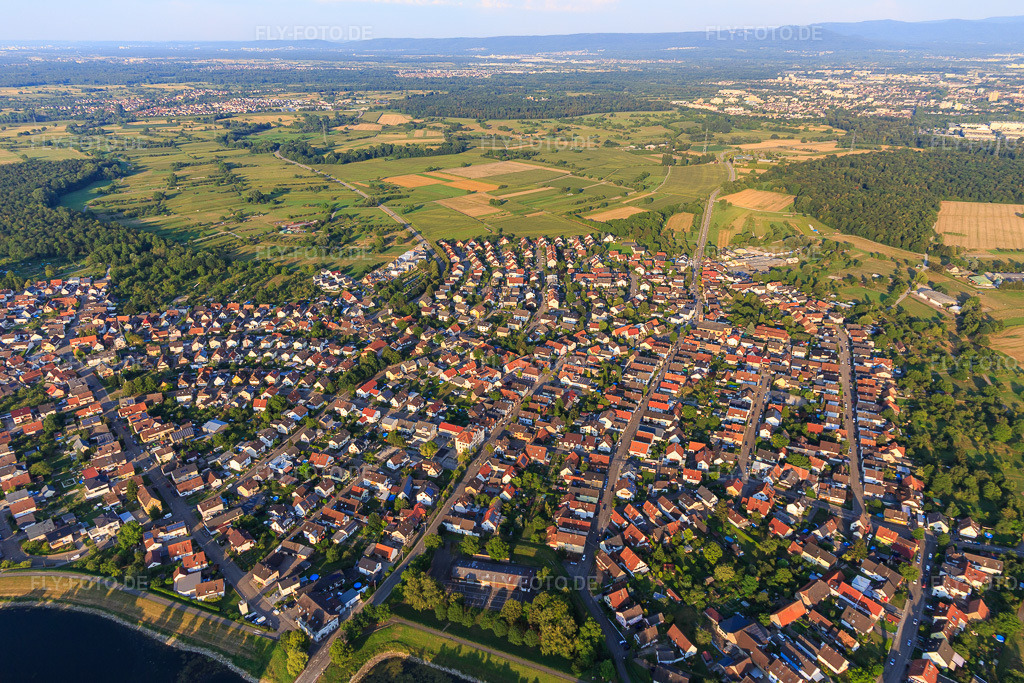 Luftbild: Dorübersicht aus Westen im Ortsteil Plittersdorf in Rastatt im Bundesland Baden-Württemberg in Deutschland. Foto: IMG_109171.jpg vom 25.07.2018 durch Werner Riehm/FLY-FOTO.de