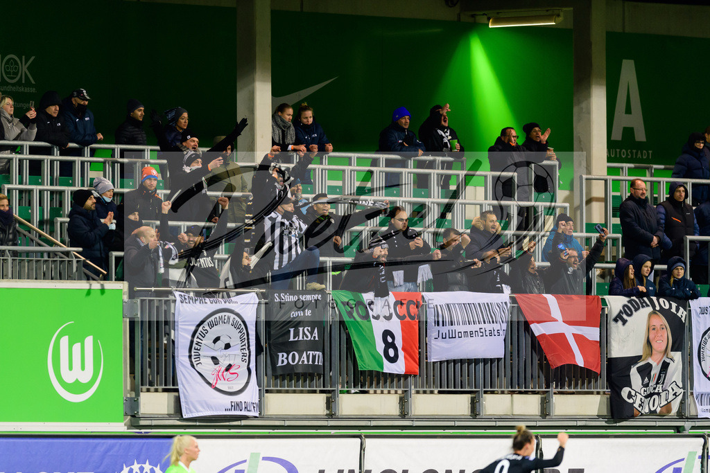 WOBJUV20211118_070 | Fussball, Frauen: . Fans von Juventus FC jubeln nach dem Sieg bei dem Spiel der UEFA Women´s Champions League zwischen VfL Wolfsburg und Juventus Turin im AOK-Stadion am 18.11.2021 in Wolfsburg, Deutschland. - Realisiert mit Pictrs.com
