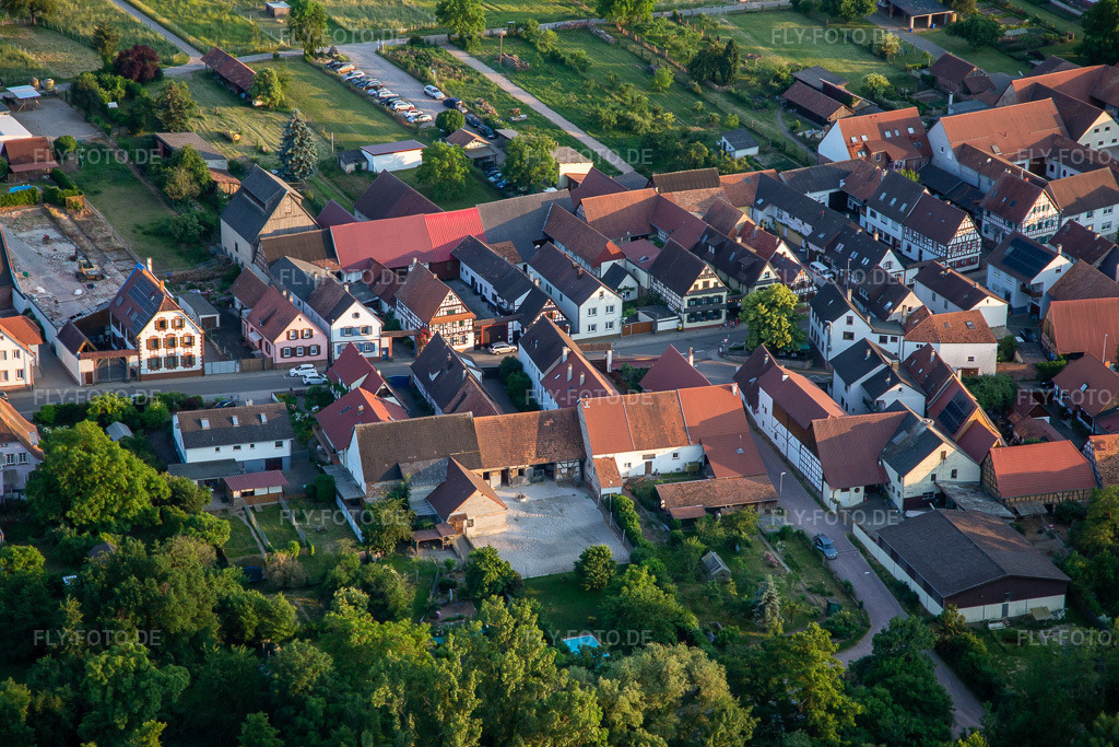 Luftbild: Gnägyhof an der Hauptstr in Winden im Bundesland Rheinland-Pfalz in Deutschland. Foto: IMG_136297.jpg vom 07.06.2023 durch Werner Riehm/FLY-FOTO.de