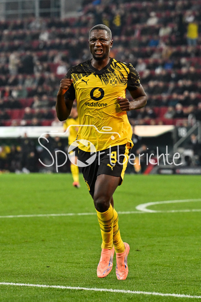 FC Augsburg - Borussia Dortmund | AUGSBURG, GERMANY - Serhou GUIRASSY (Borussia Dortmund 9) celebrates the goal to 0-1 during the bundesliga match between FC Augsburg vs. Borussia Dortmund on matchday 9 at WWK Arena on October 31, 2025 in Augsburg, Germany / DFL REGULATIONS PROHIBIT ANY USE OF PHOTOGRAPHS AS IMAGE SEQUENCES AND/OR QUASI-VIDEO / Carney CHUKWUEMEKA (Borussia Dortmund 17)