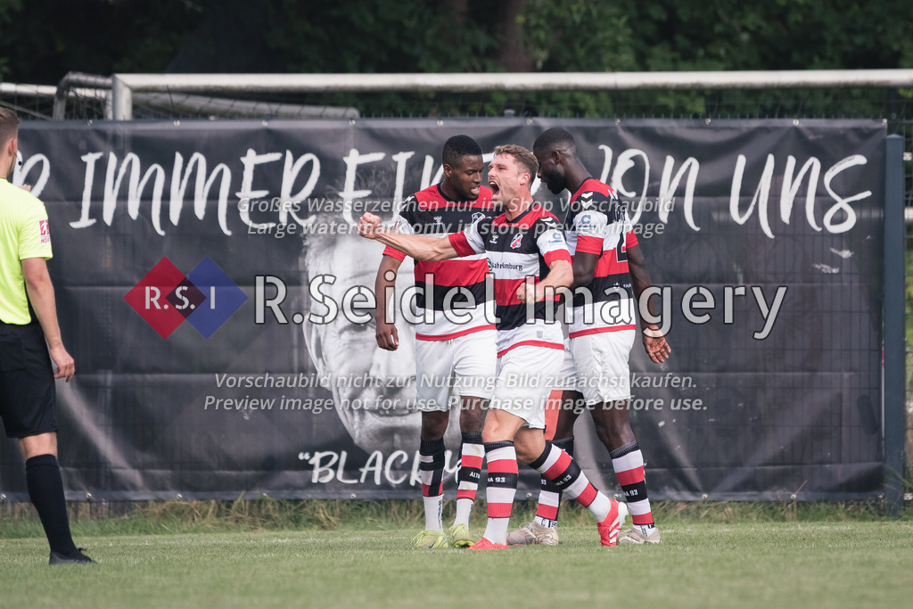 RS-1-127226 | Lesley Kusi Karschau (#19, AFC, li.) und Joshua Connor Redfield (#31, AFC, Neuzugang aus den USA) freuen sich über eine verhinderte Torchance. Im Hintergrund ist ein schwarzes Erinnerungs-Banner für den kürzlich verstorbenen Fotografen Michael Schwartz ("Blacky").