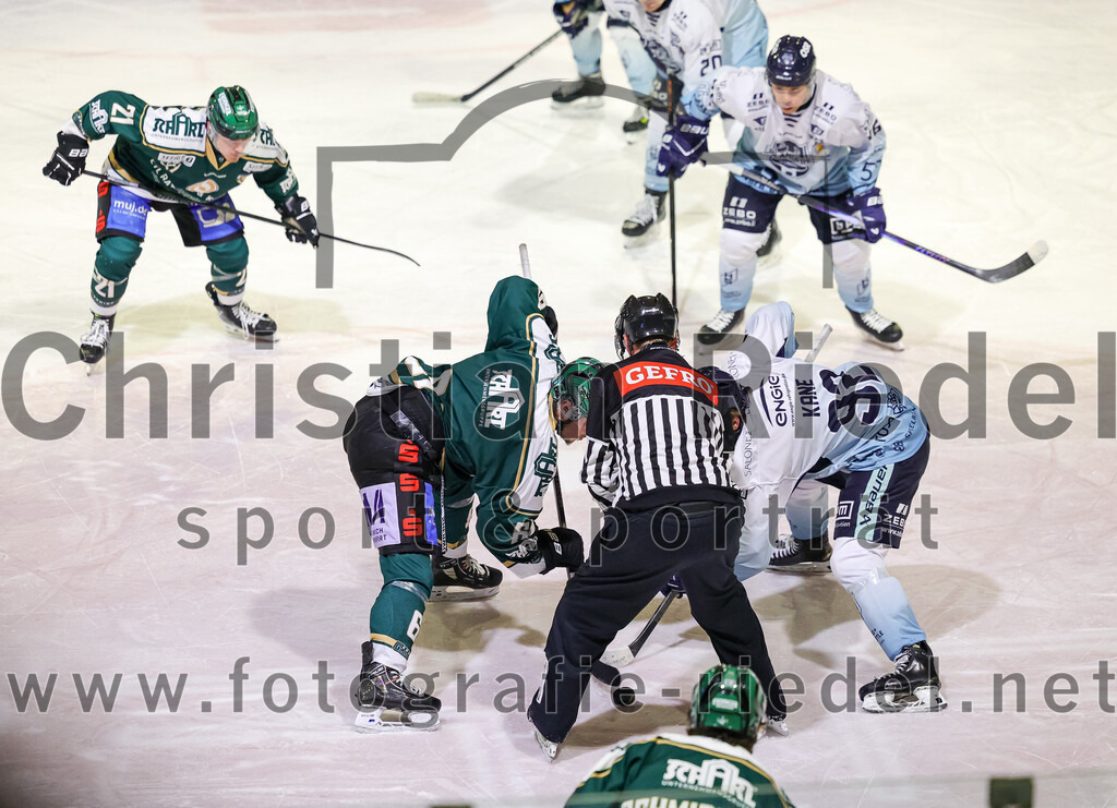 2026-01-06_045_TSV_Erding_gegen_EV_Lindau_Islanders | Erding, Deutschland, 06.01.2026:Eishockey, Oberliga Süd 2025 / 2026, 35. Spieltag, TSV Erding gegen EV Lindau Islanders, Endergebnis: 2:5Erik Modlmayr (Erding Gladiators, #21), Dennis Miller (Erding Gladiators, #61), Noah Kane (EV Lindau Islanders, #92)Foto: Christian Riedel / fotografie-riedel.net